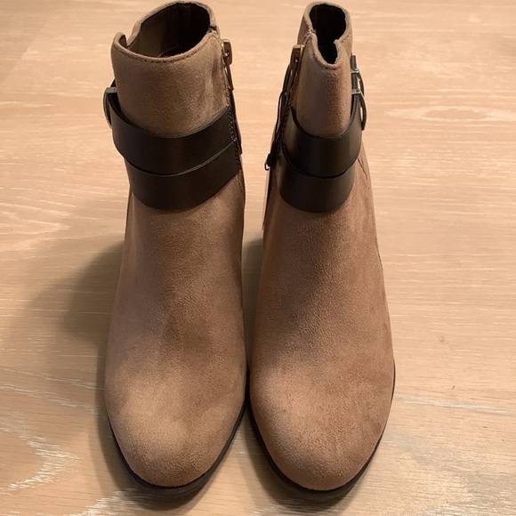 Giani Bernini Faux Suede Ankle Booties size 6M new with box, gorgeous! - Picture 3 of 10